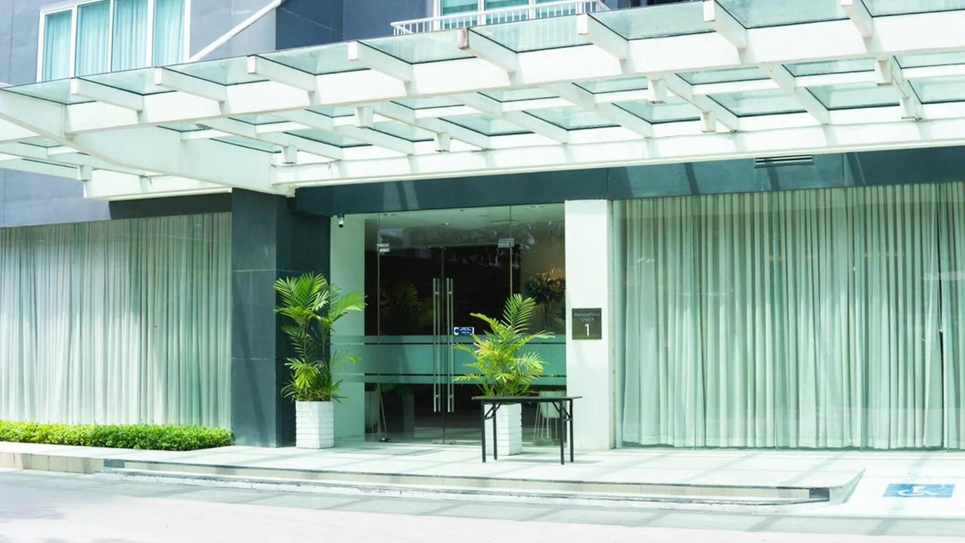 Luxe 1-Bedroom, Parking, Walk To Abreeza, Pool Davao Apartment