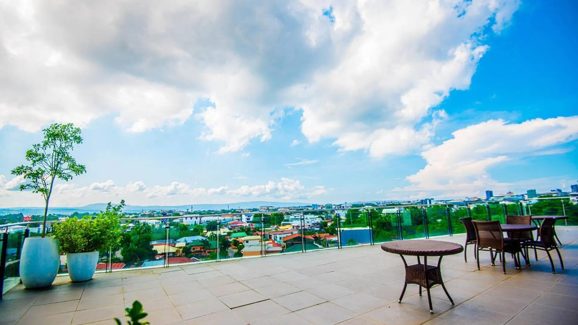 Luxe 1-Bedroom, Parking, Walk To Abreeza, Pool Davao Apartment